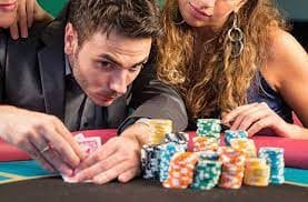 Dealer langsung Microgaming di studio berkamera